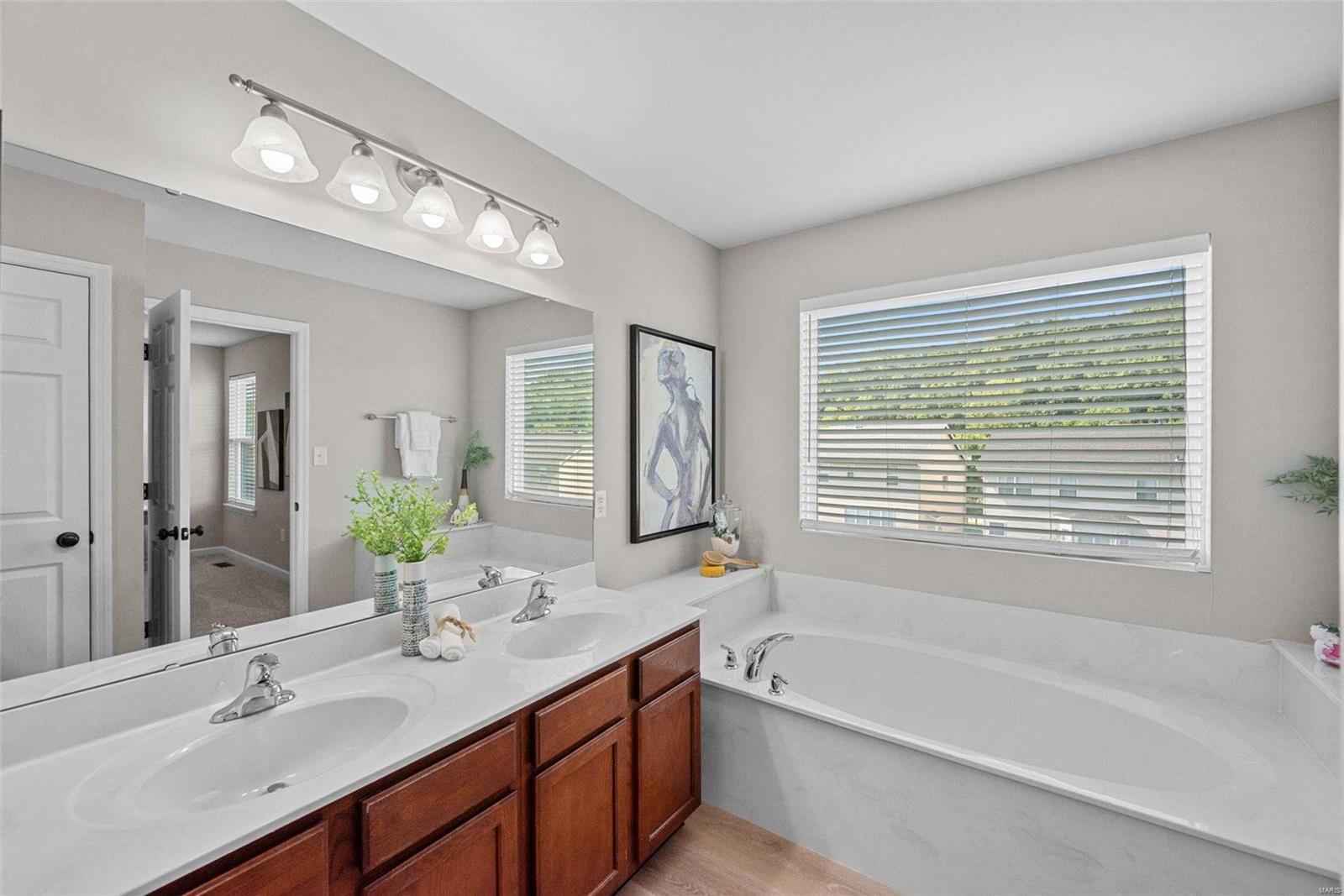 374 Lauren Landing