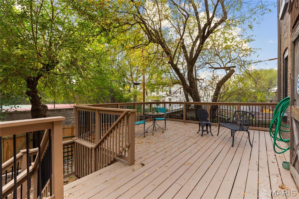 1221 Mackay Place