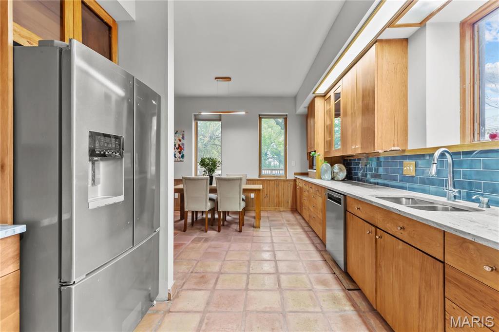 1221 Mackay Place