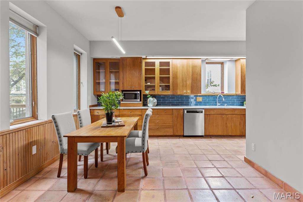 1221 Mackay Place