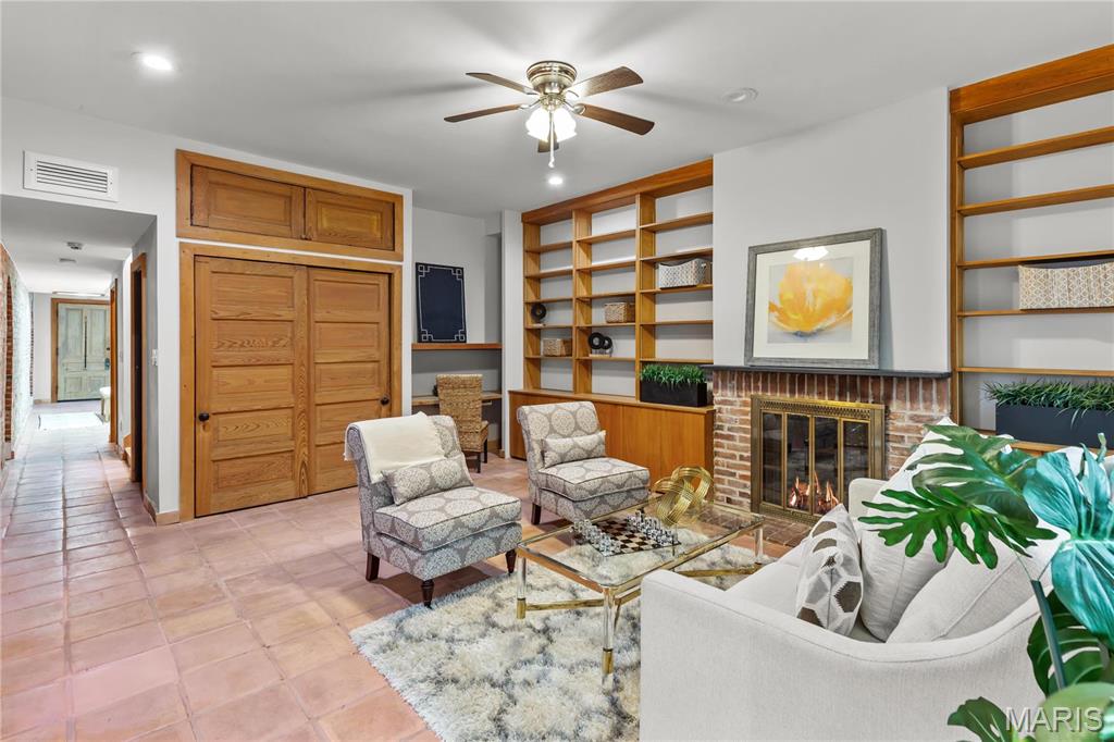 1221 Mackay Place