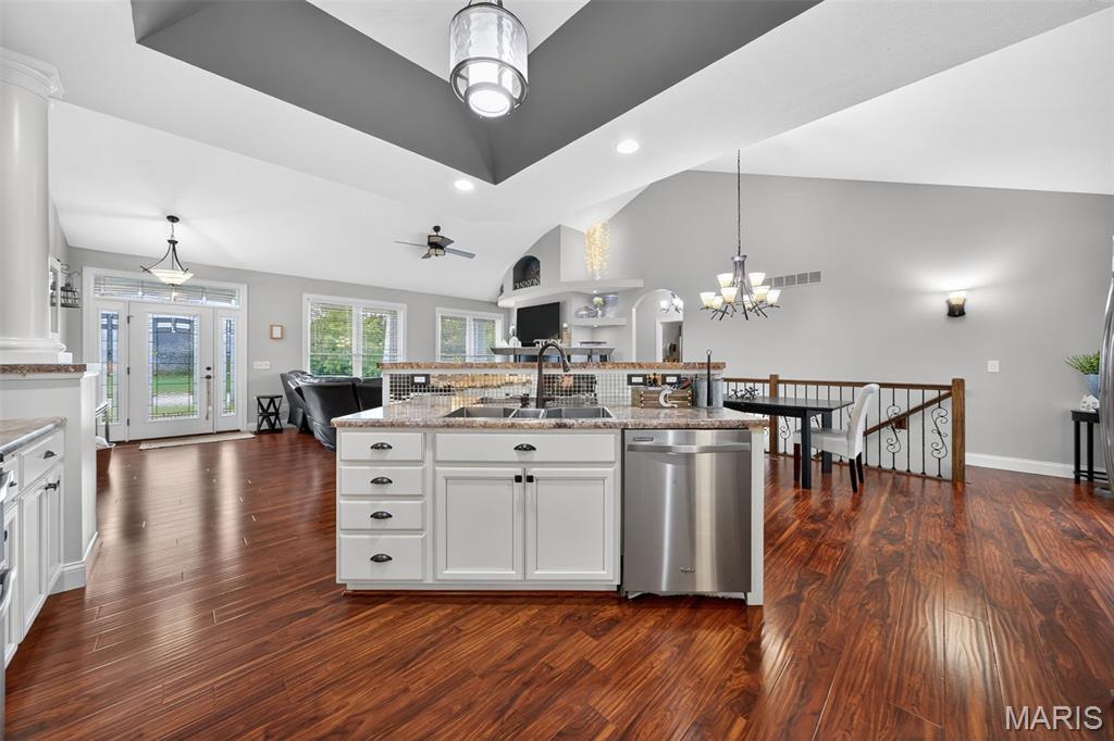 537 Oakbluff Court