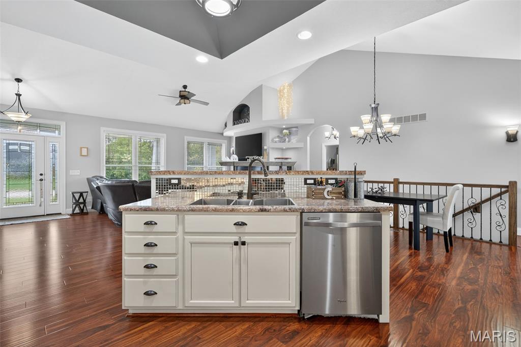 537 Oakbluff Court