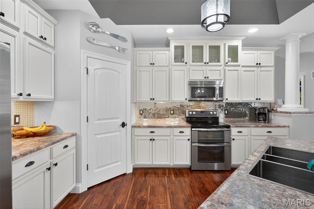 537 Oakbluff Court