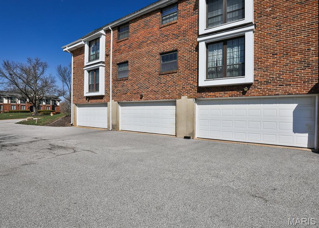 922 N Claytonbrook Drive Unit: 1
