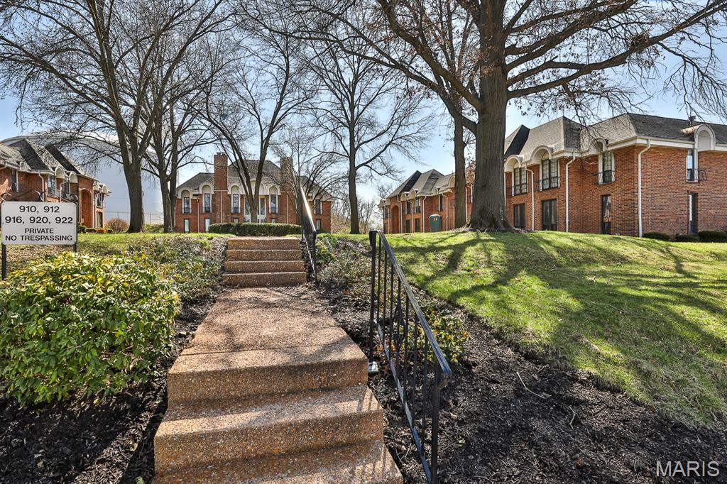 922 N Claytonbrook Drive Unit: 1