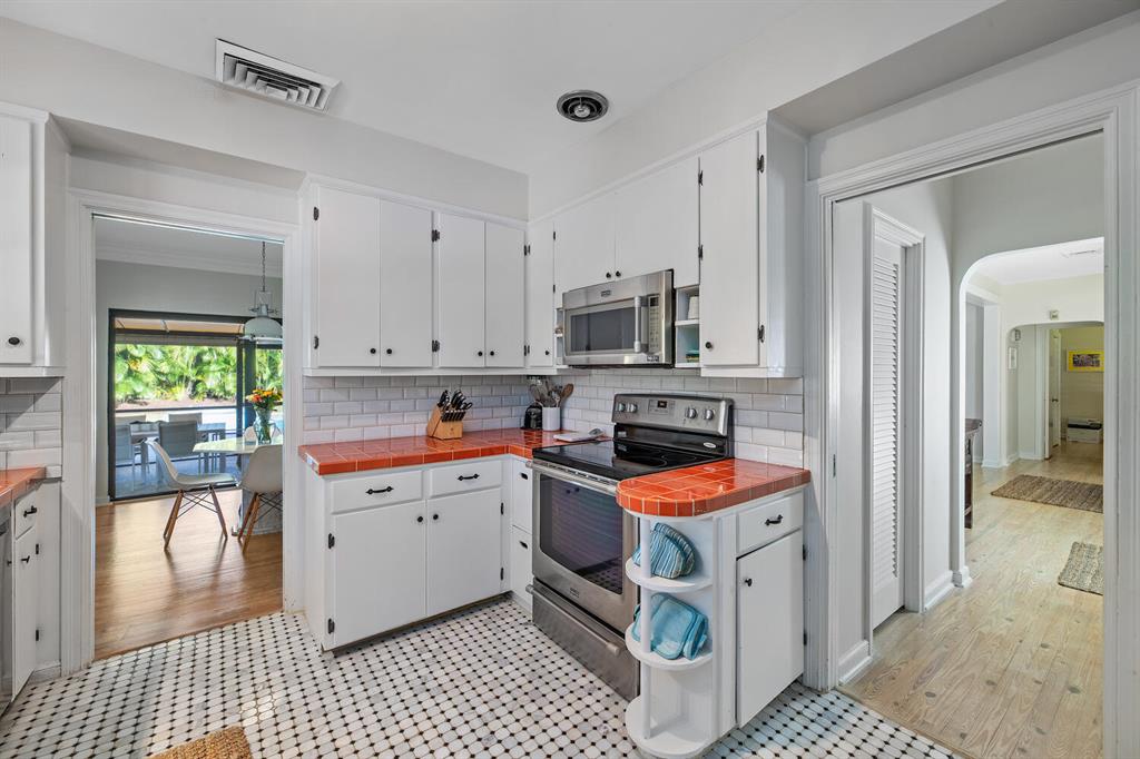 328 N Lakeside Drive