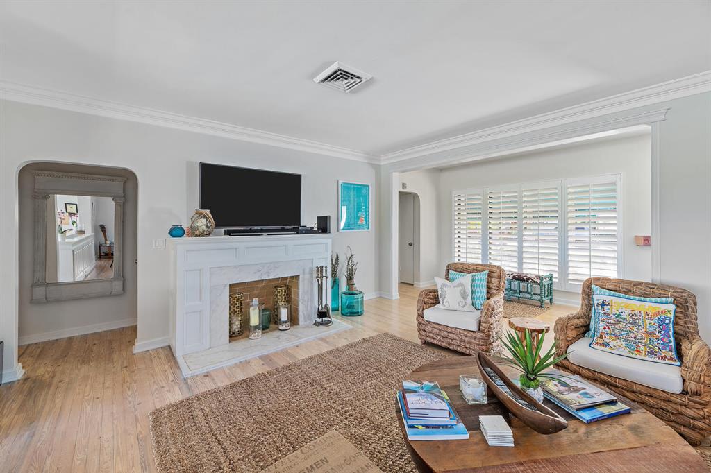 328 N Lakeside Drive
