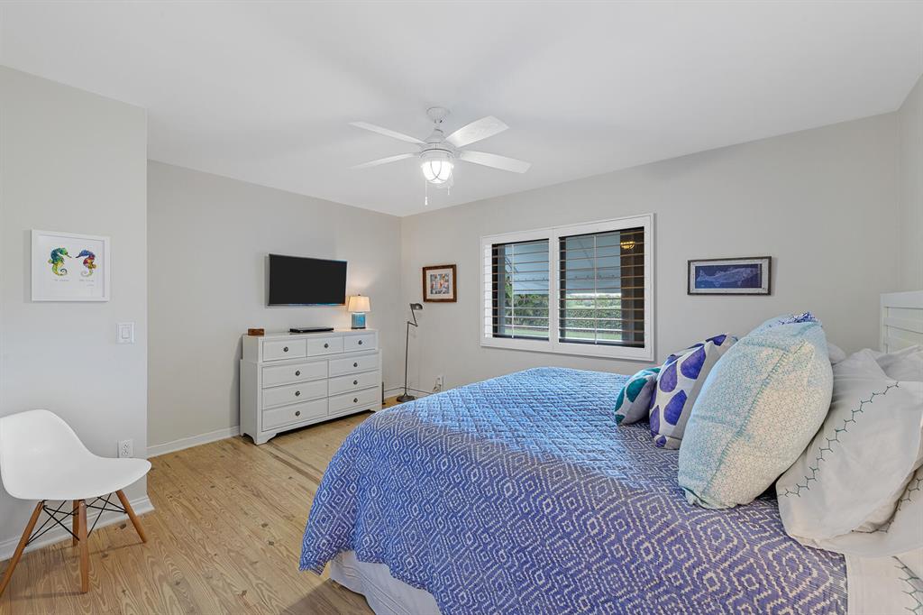 328 N Lakeside Drive