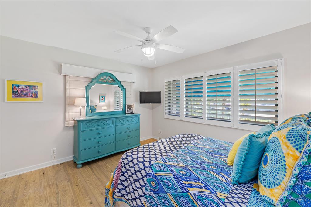 328 N Lakeside Drive