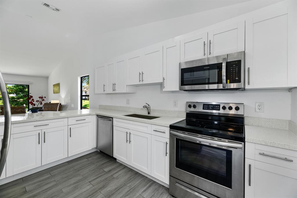 1200 Hyacinth Place