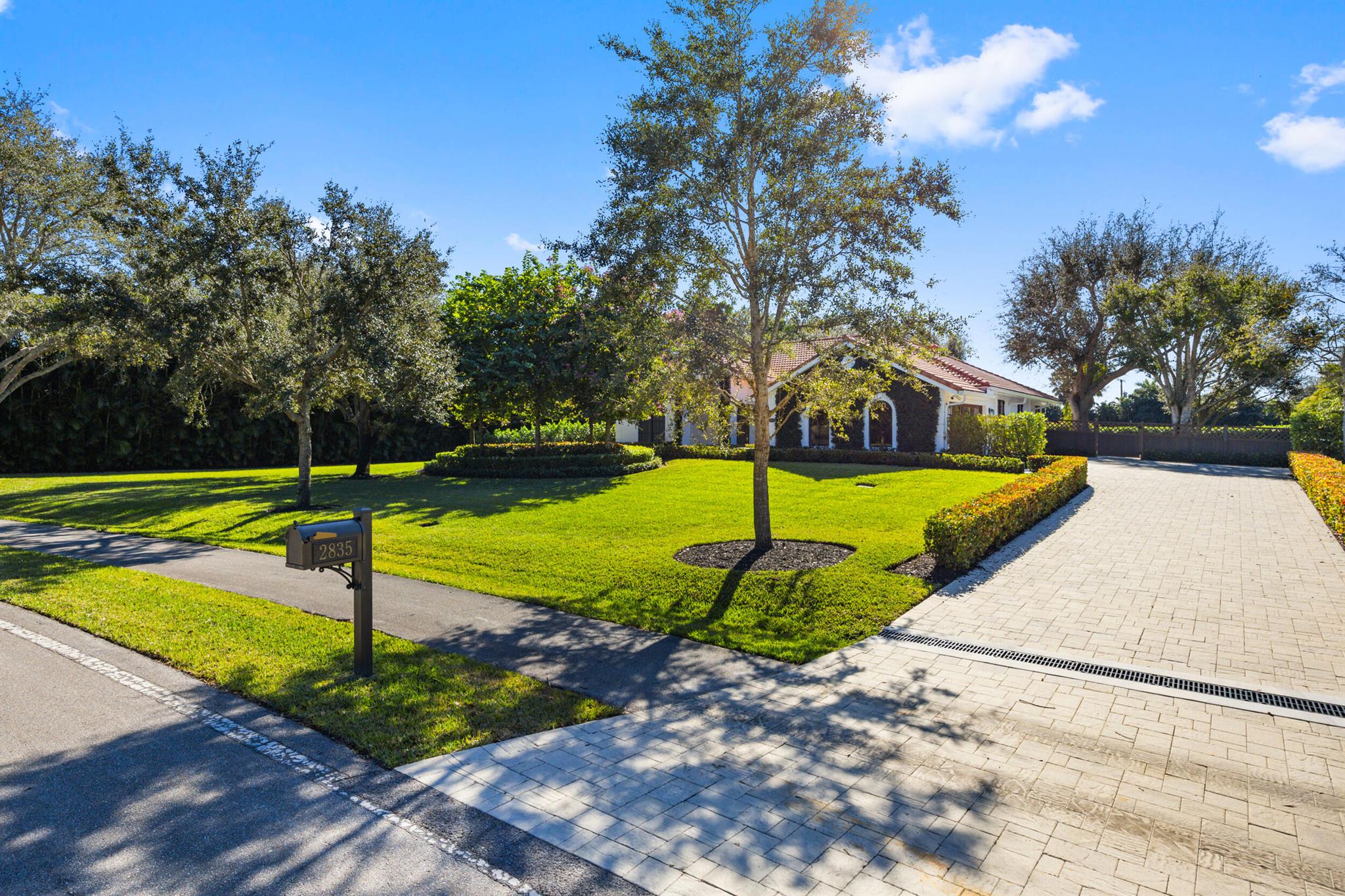 2835 Greenbriar Boulevard