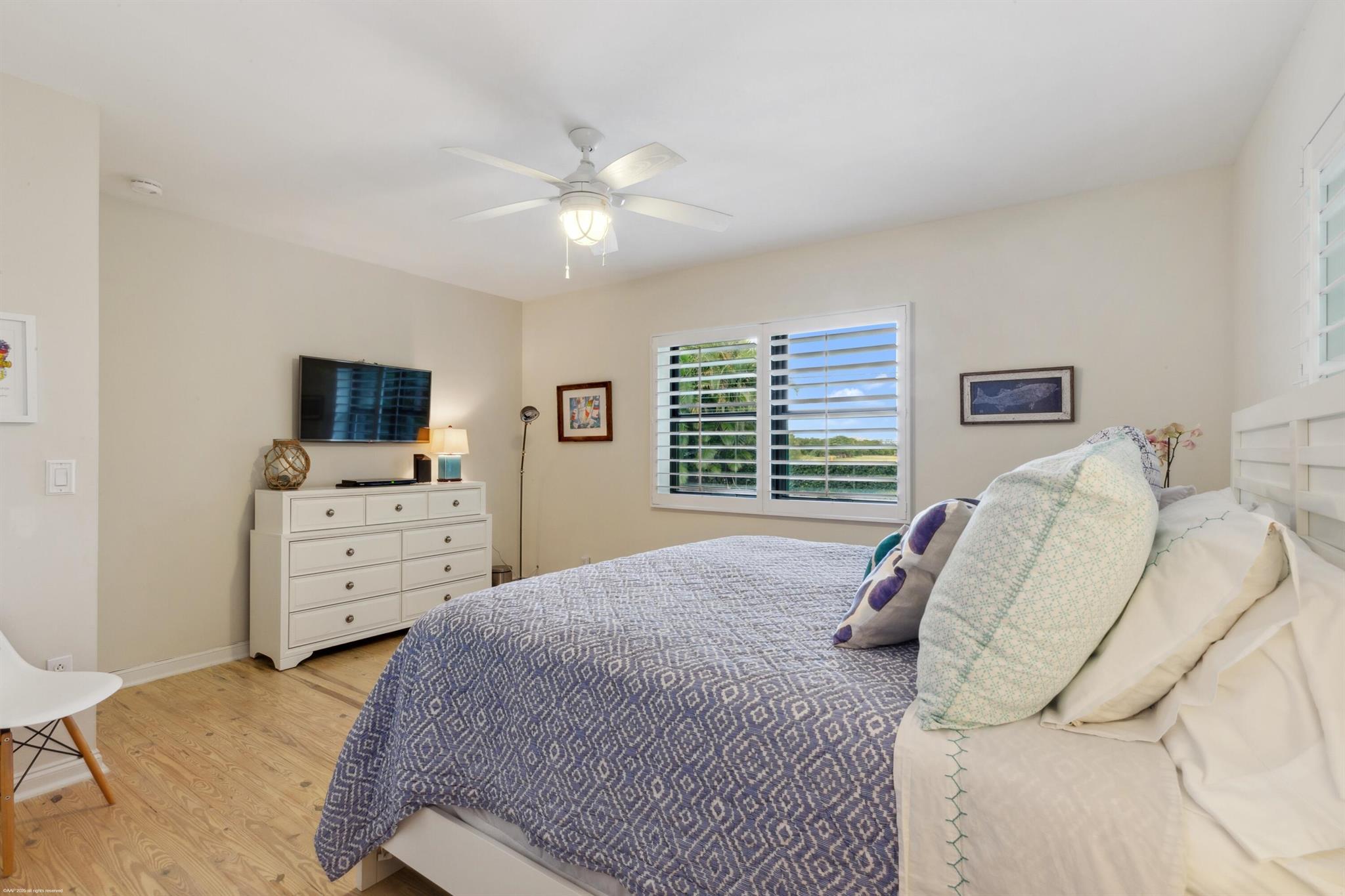 328 N Lakeside Drive