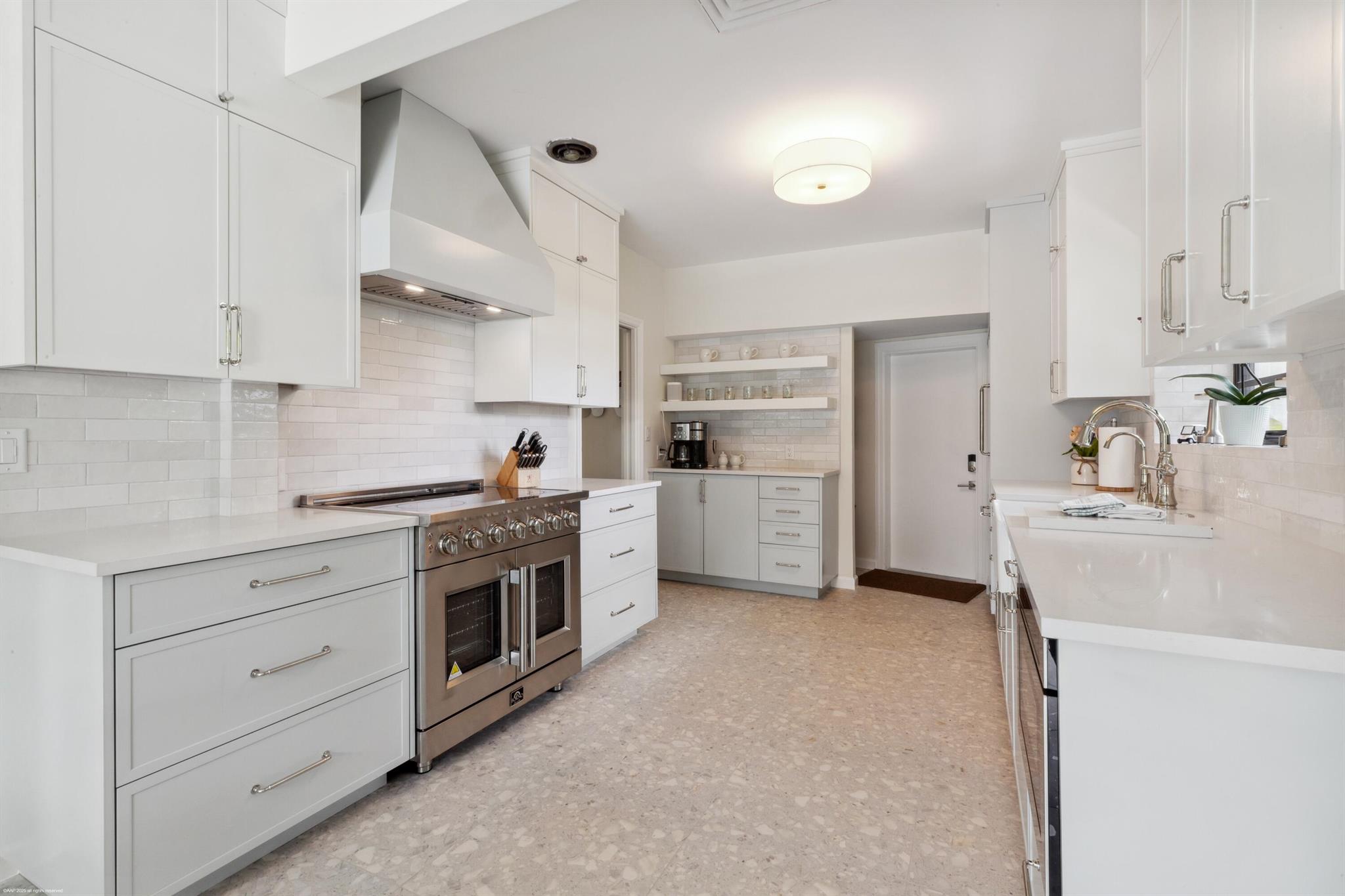 328 N Lakeside Drive