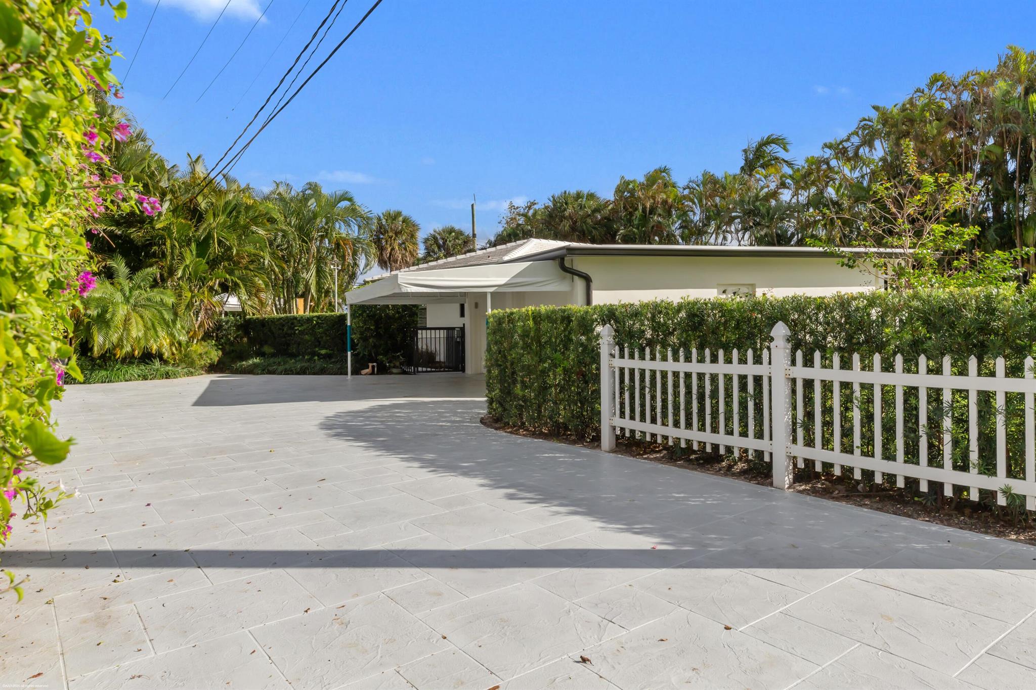 328 N Lakeside Drive