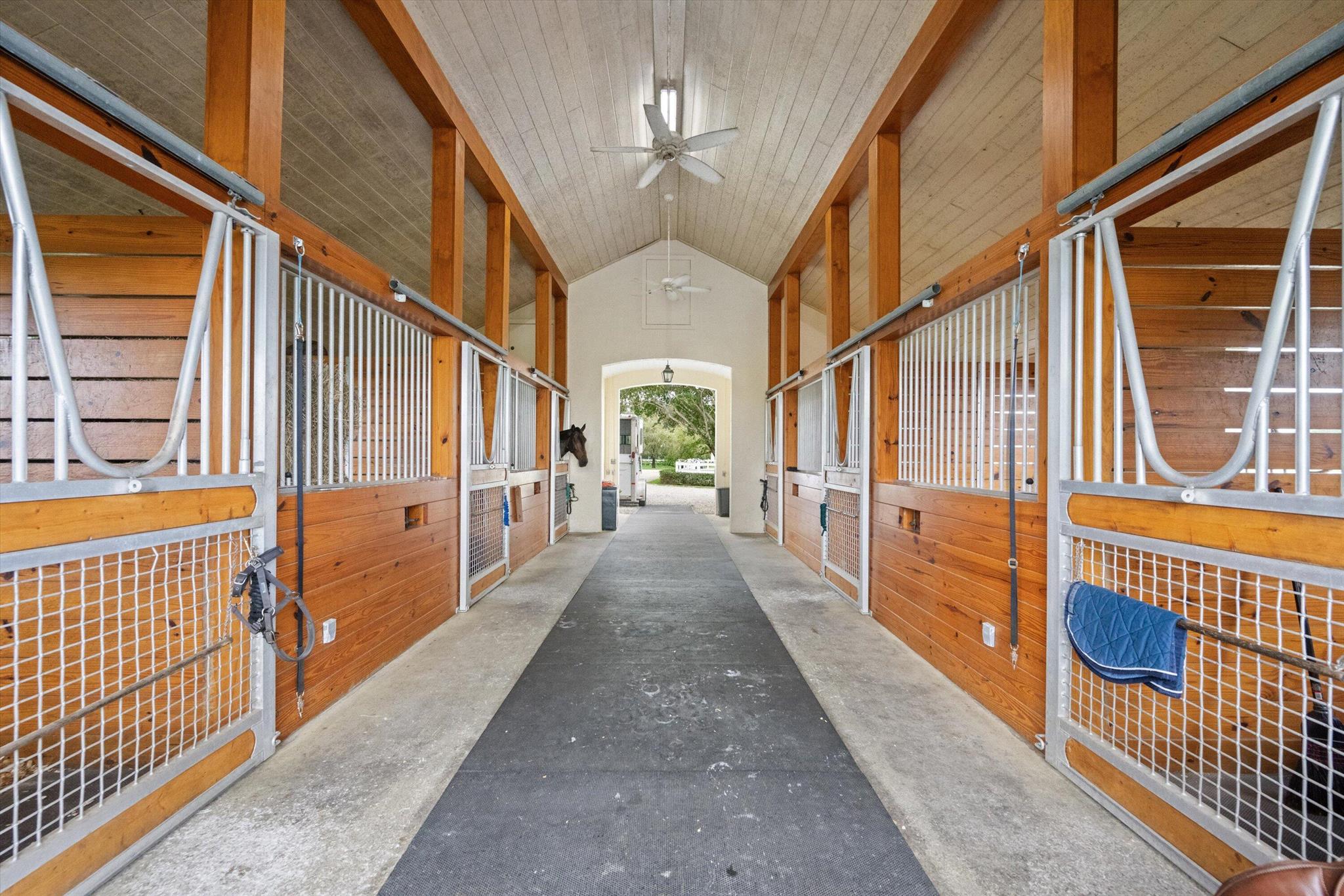 15416 Sunnyland Lane Barn