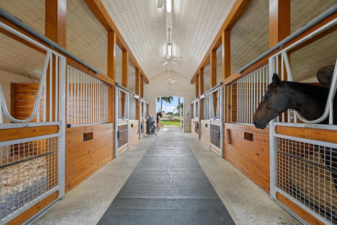 15416 Sunnyland Lane Barn