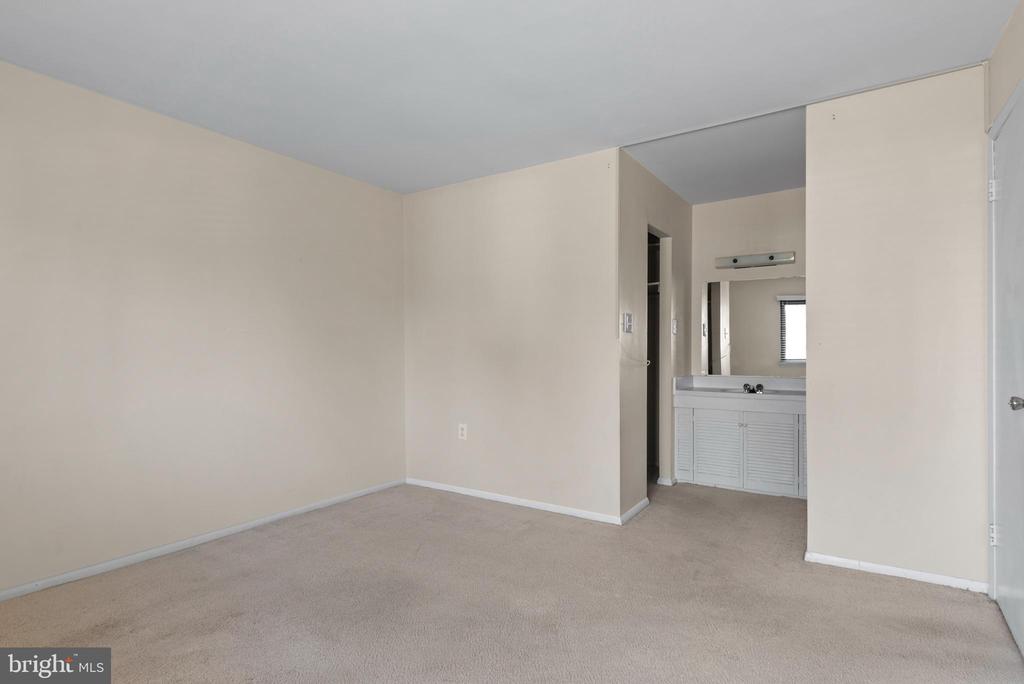 603 OAKLAND HILLS COURT Unit: 201