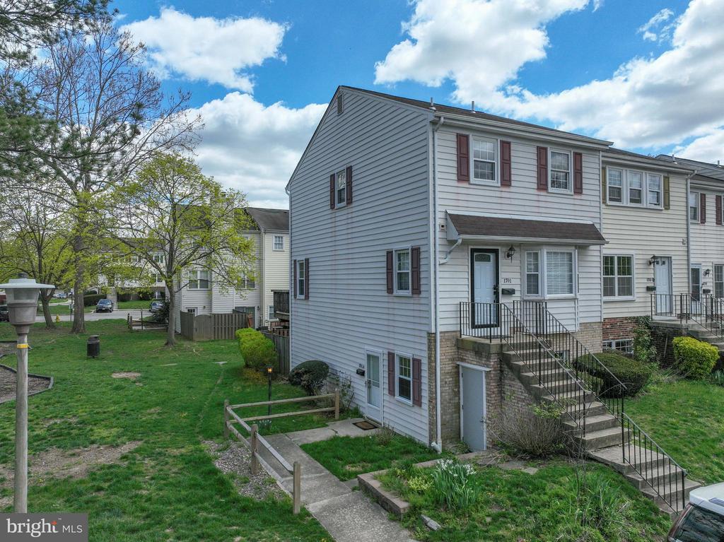 1701 W BANCROFT LANE