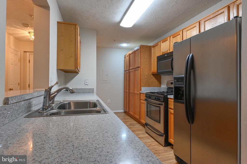 2052 QUAKER WAY Unit: 8