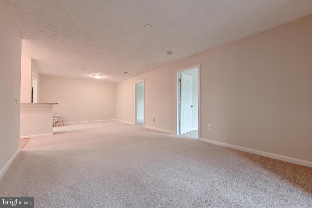 2052 QUAKER WAY Unit: 8
