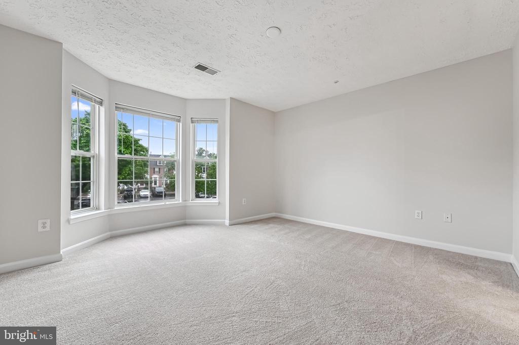 2052 QUAKER WAY Unit: 8