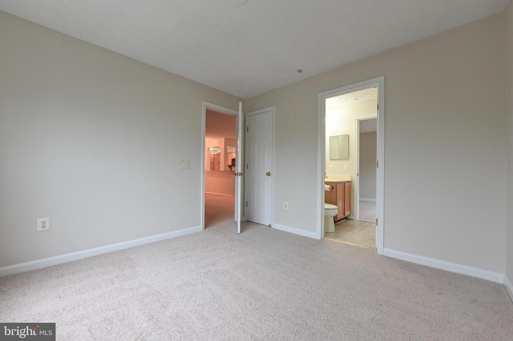 2052 QUAKER WAY Unit: 8
