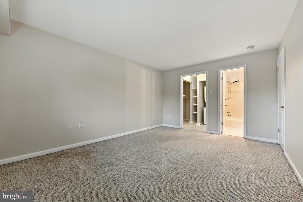 206 VICTOR PARKWAY Unit: 206F