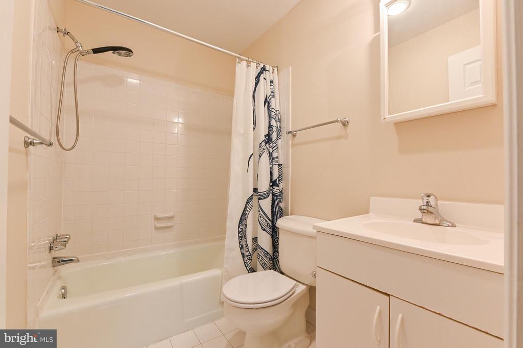 206 VICTOR PARKWAY Unit: 206F