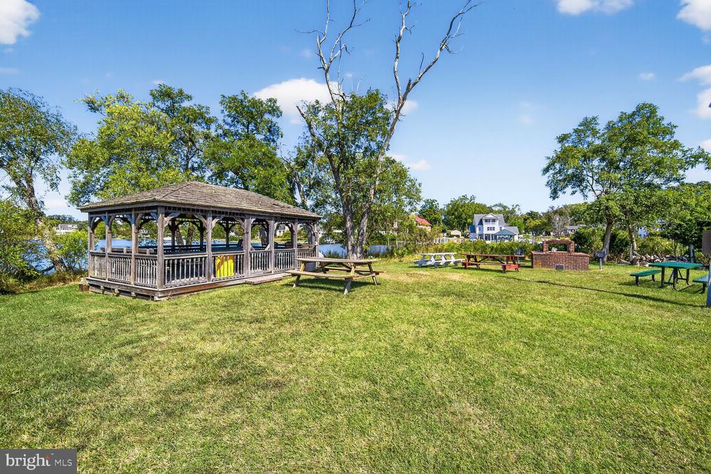 1663 CLIFF DRIVE
