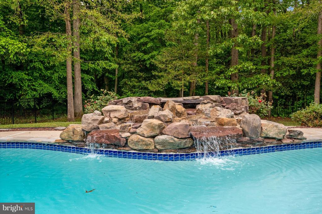 1702 BEARDS CREEK COURT
