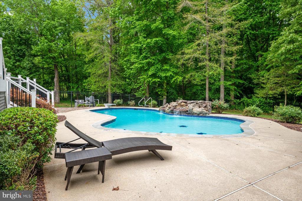 1702 BEARDS CREEK COURT