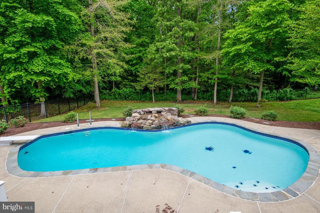 1702 BEARDS CREEK COURT