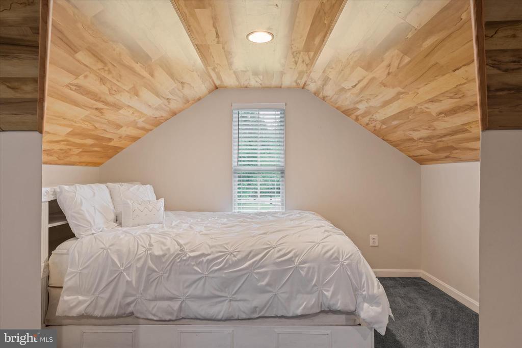 1702 BEARDS CREEK COURT