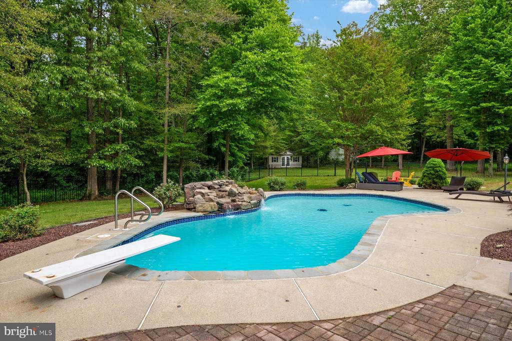 1702 BEARDS CREEK COURT