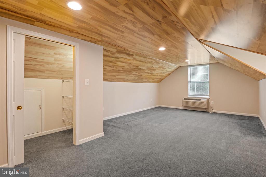 1702 BEARDS CREEK COURT