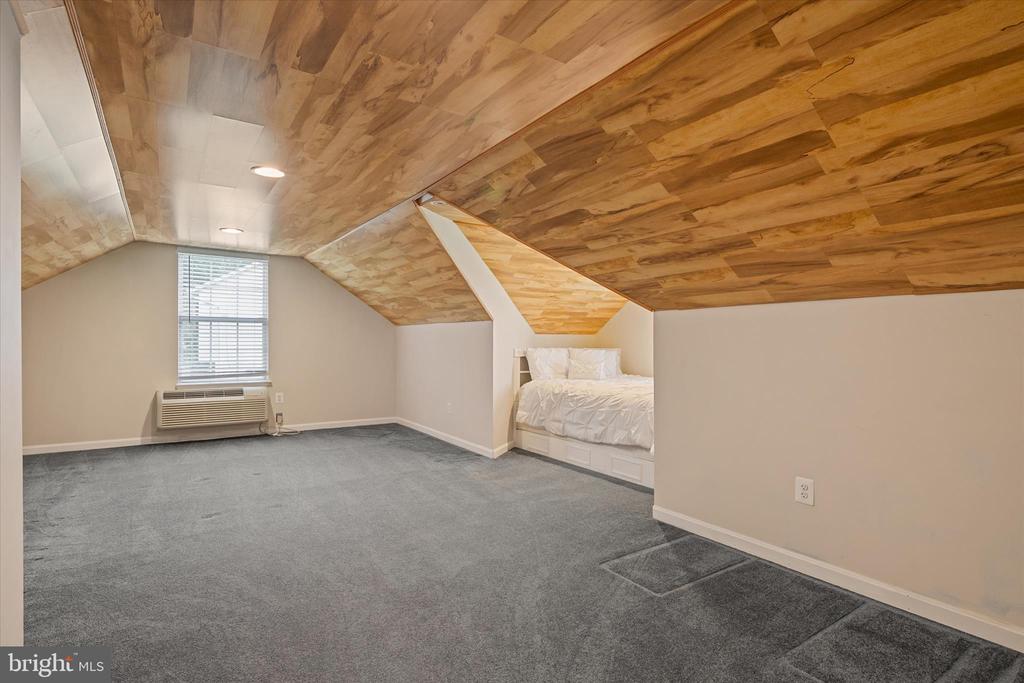 1702 BEARDS CREEK COURT