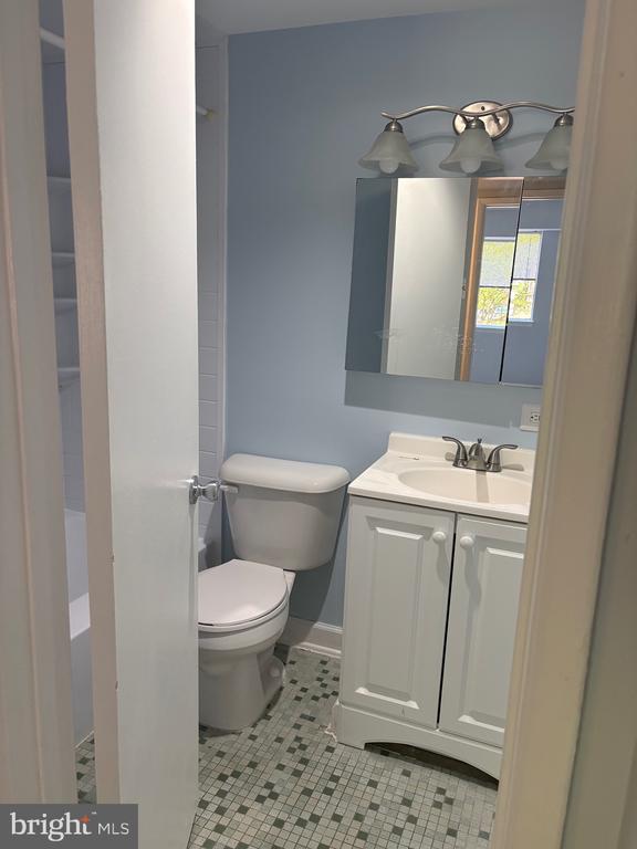 215 VICTOR PARKWAY Unit: 215D