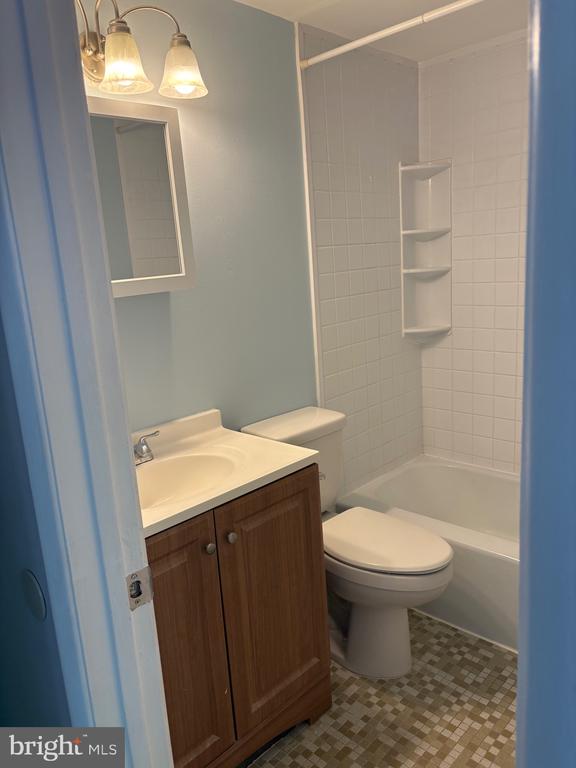 215 VICTOR PARKWAY Unit: 215D