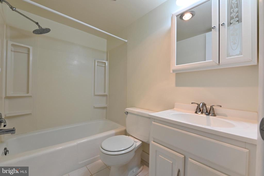 203 VICTOR PARKWAY Unit: 203F