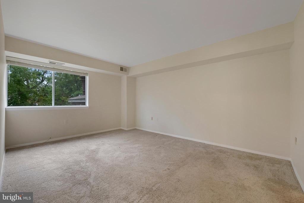 203 VICTOR PARKWAY Unit: 203F