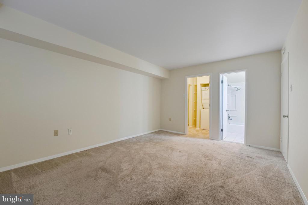 203 VICTOR PARKWAY Unit: 203F