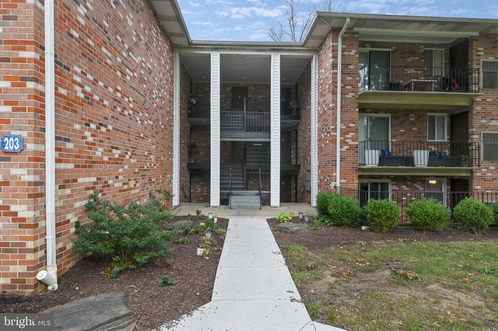 203 VICTOR PARKWAY Unit: 203F