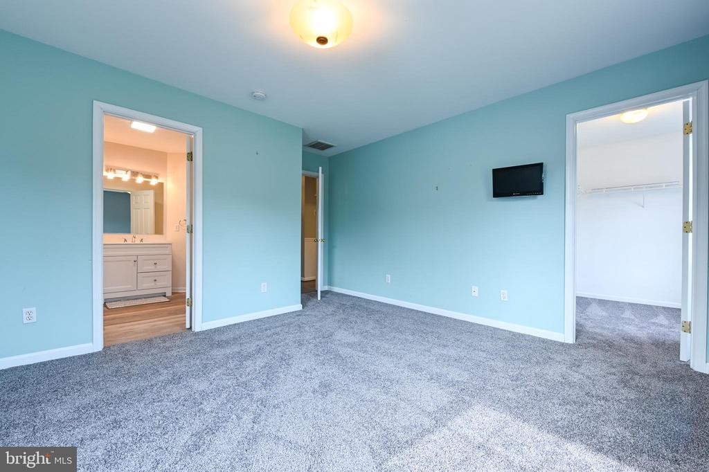 202 AUTUMN LANE