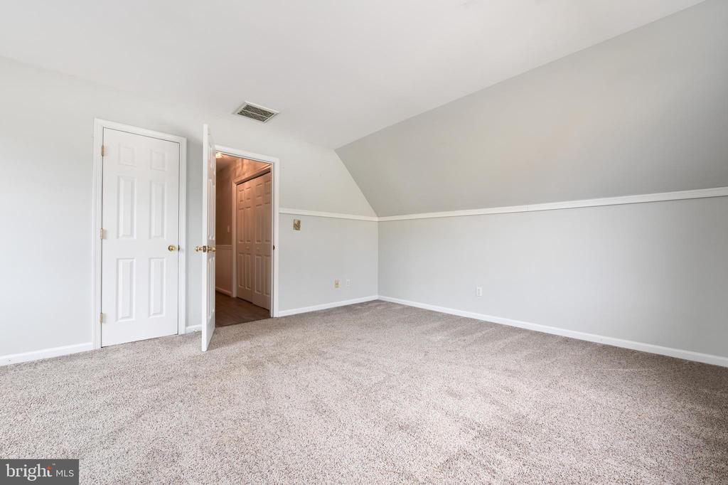 202 AUTUMN LANE