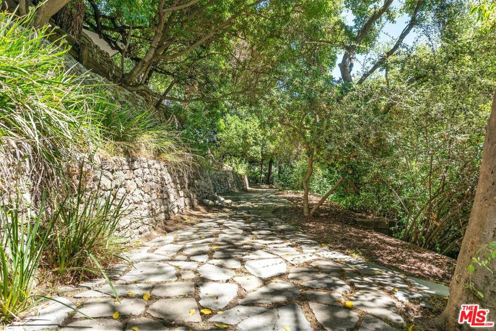1581 Clear View Drive