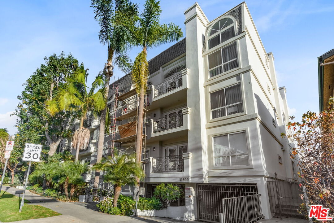 11690 Montana Ave Unit: PH303