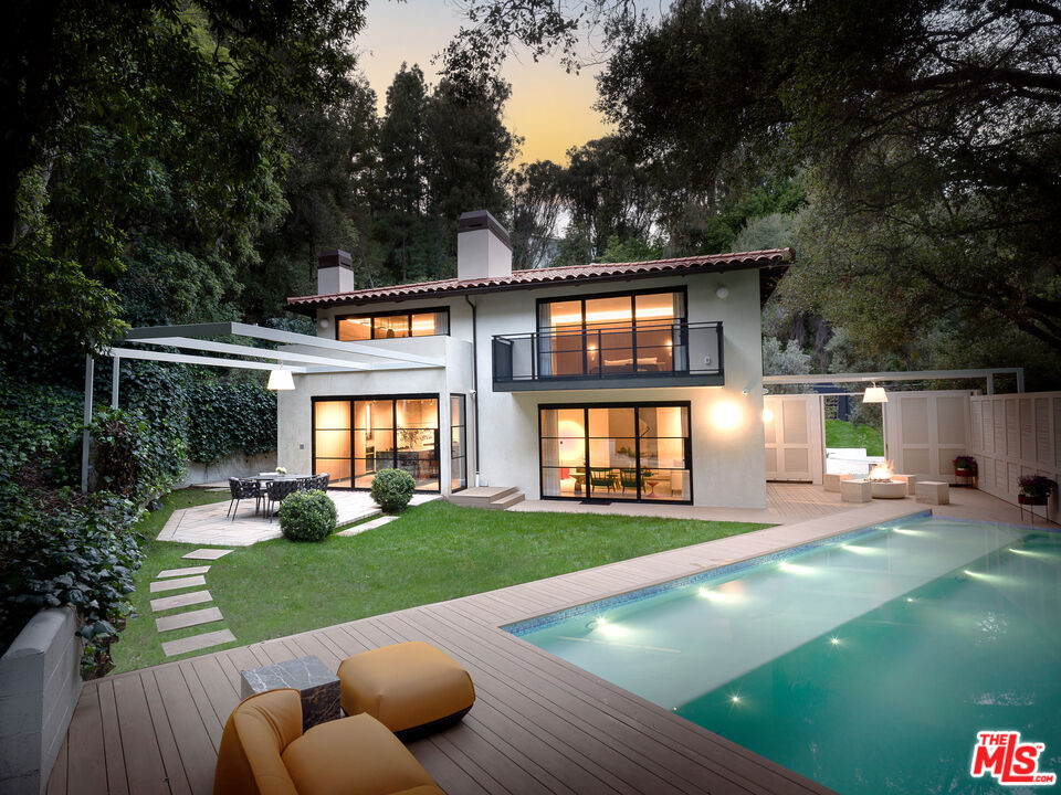 2167 Mandeville Canyon Rd