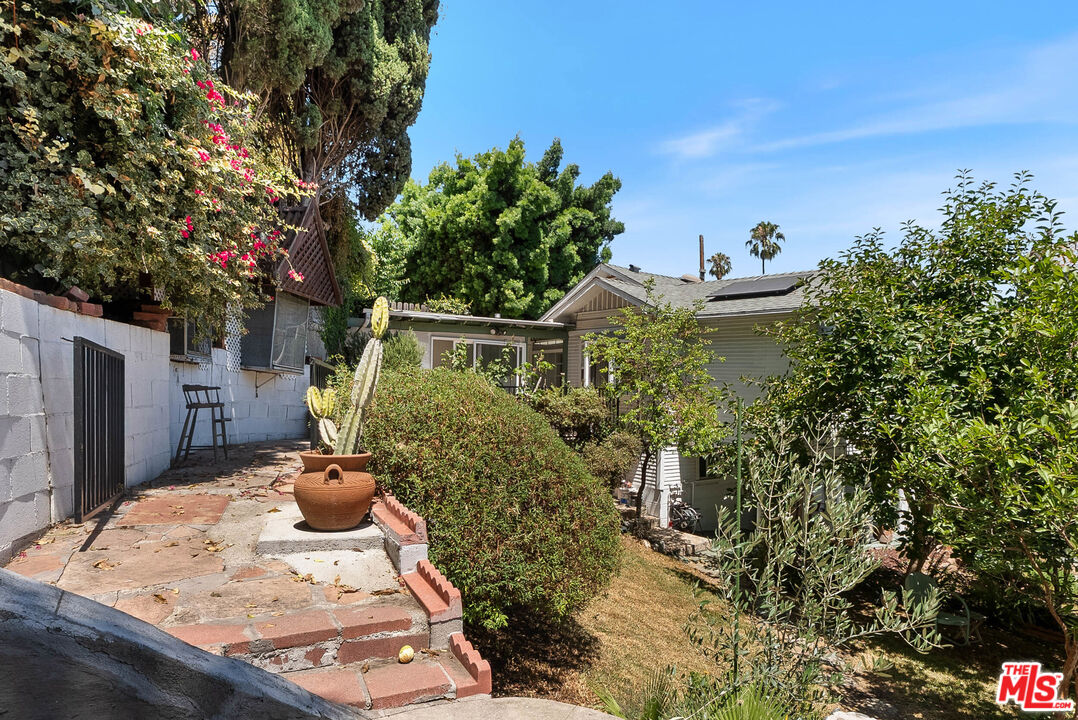 823 Glendale Blvd
