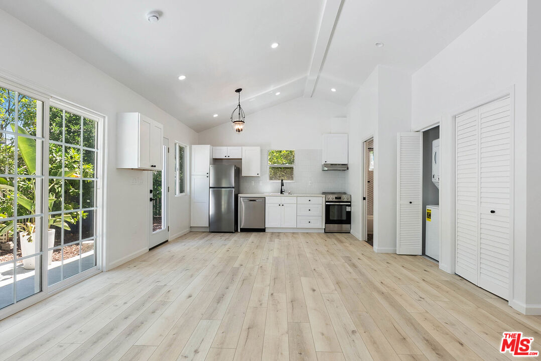 823 Glendale Blvd